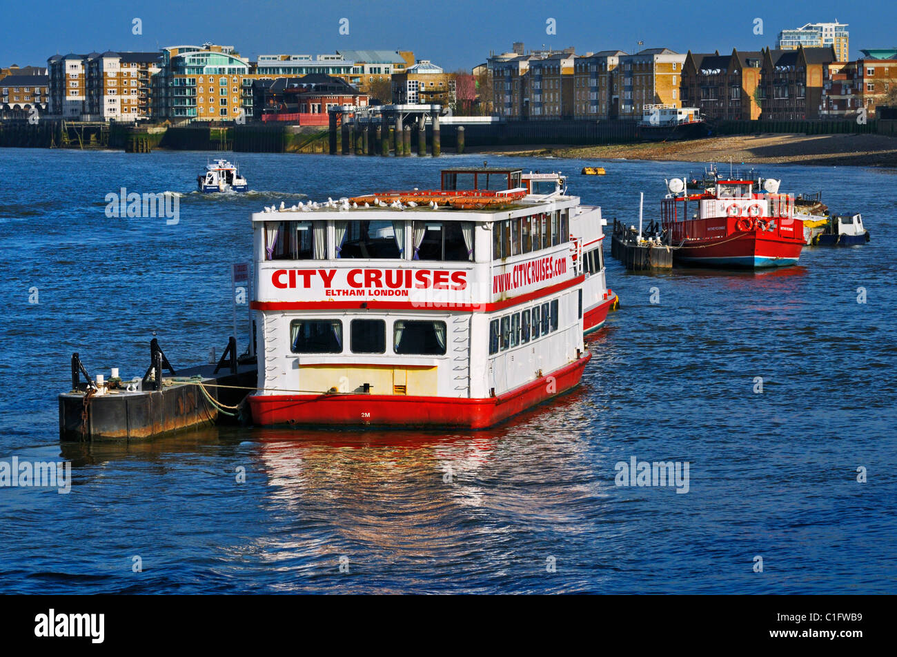 Ville croisière riverboat M.V. Yvoir amarré sur la Tamise avec des appartements modernes le long des rives, London, UK Banque D'Images