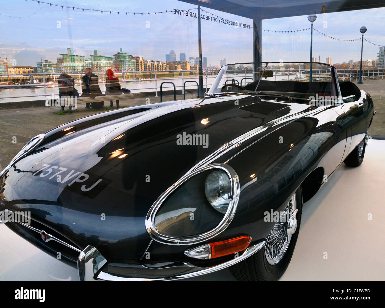 50e anniversaire de l'emblématique E-type Jaguar, châssis 94, à l'affiche dans un réservoir de verre à l'extérieur du Design Museum, Londres, Royaume-Uni Banque D'Images