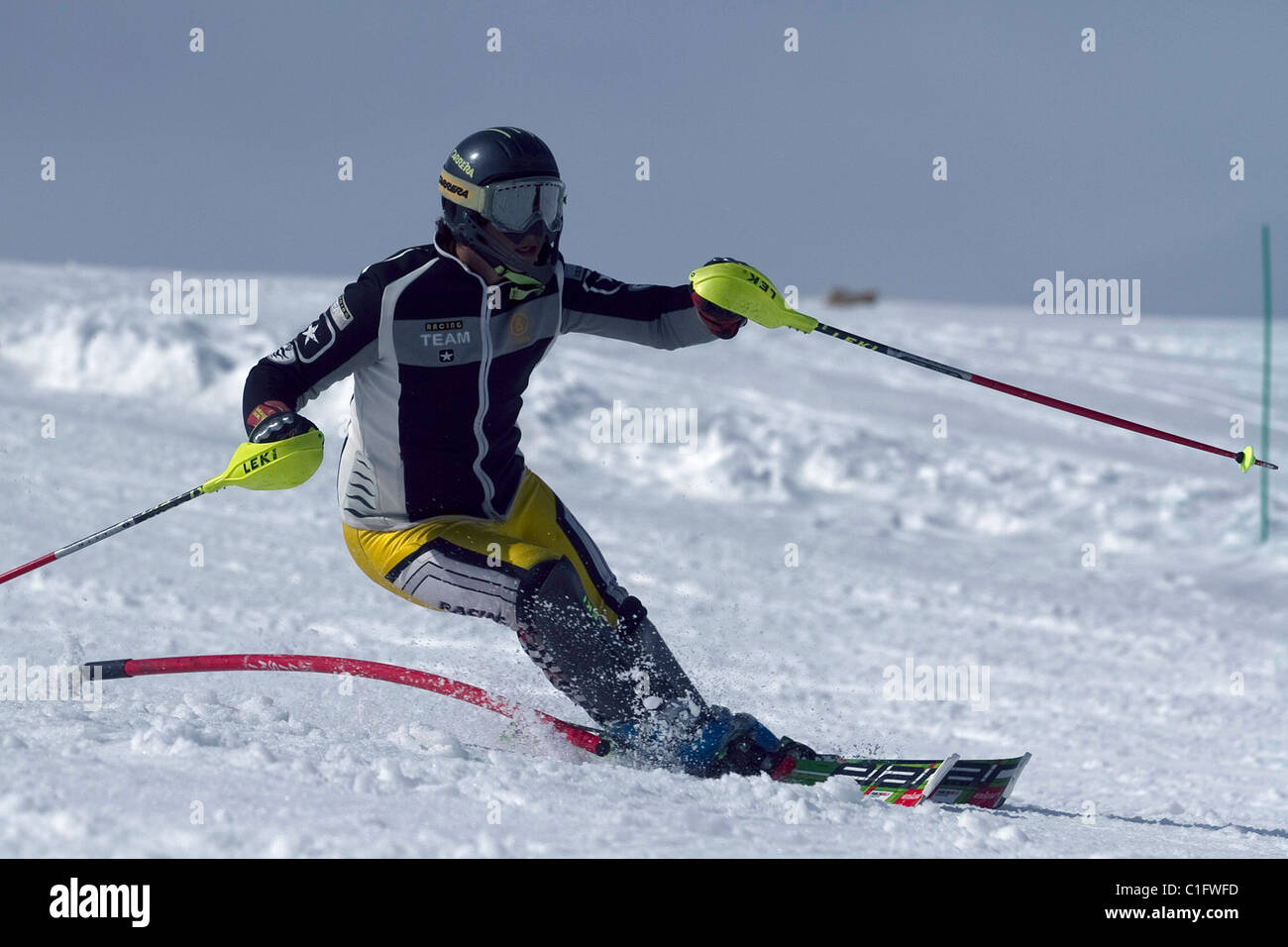 Un jeune skieur sportif Banque D'Images