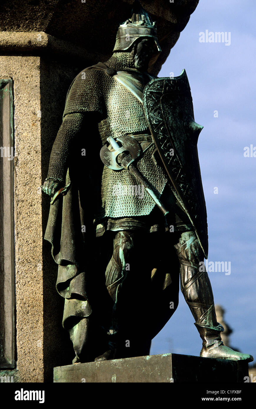 France, Calvados, Falaise, des statues des ducs de Normandie sur la base de la statue équestre de Guillaume le Conquérant Banque D'Images
