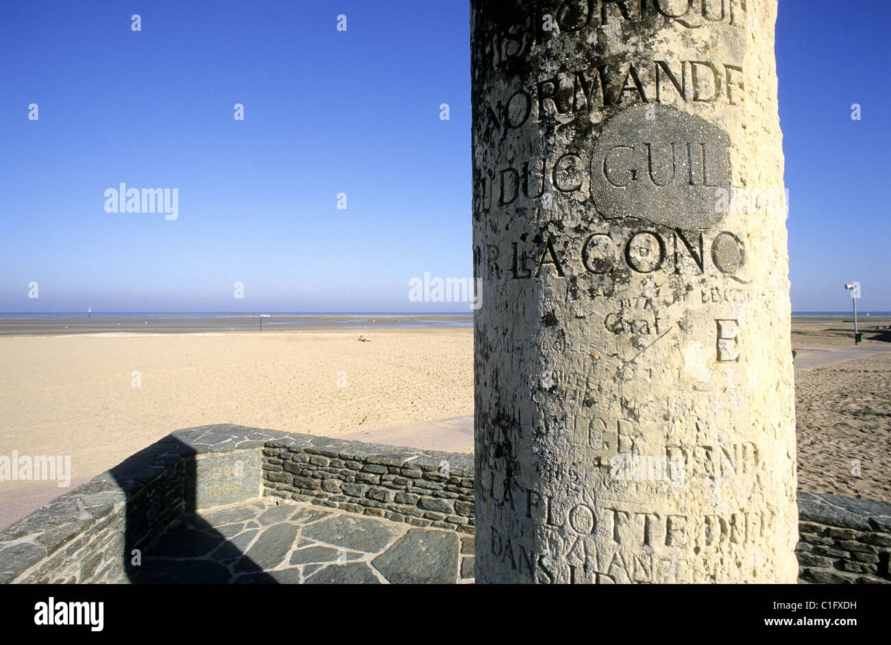 France, Calvados, Dives sur Mer, cette stèle commémore le départ pour l'Angleterre de Guillaume le Conquérant Banque D'Images