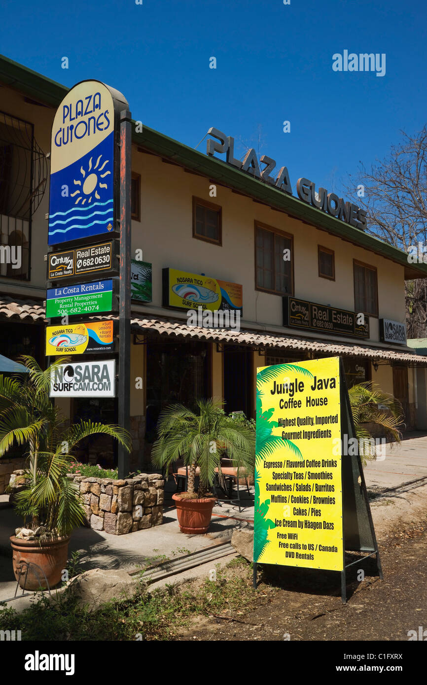 Cafe, surf shop & real estate office reflètent la vie dans ce surf expatrié communauté zone verte, Nosara, Costa Rica Banque D'Images