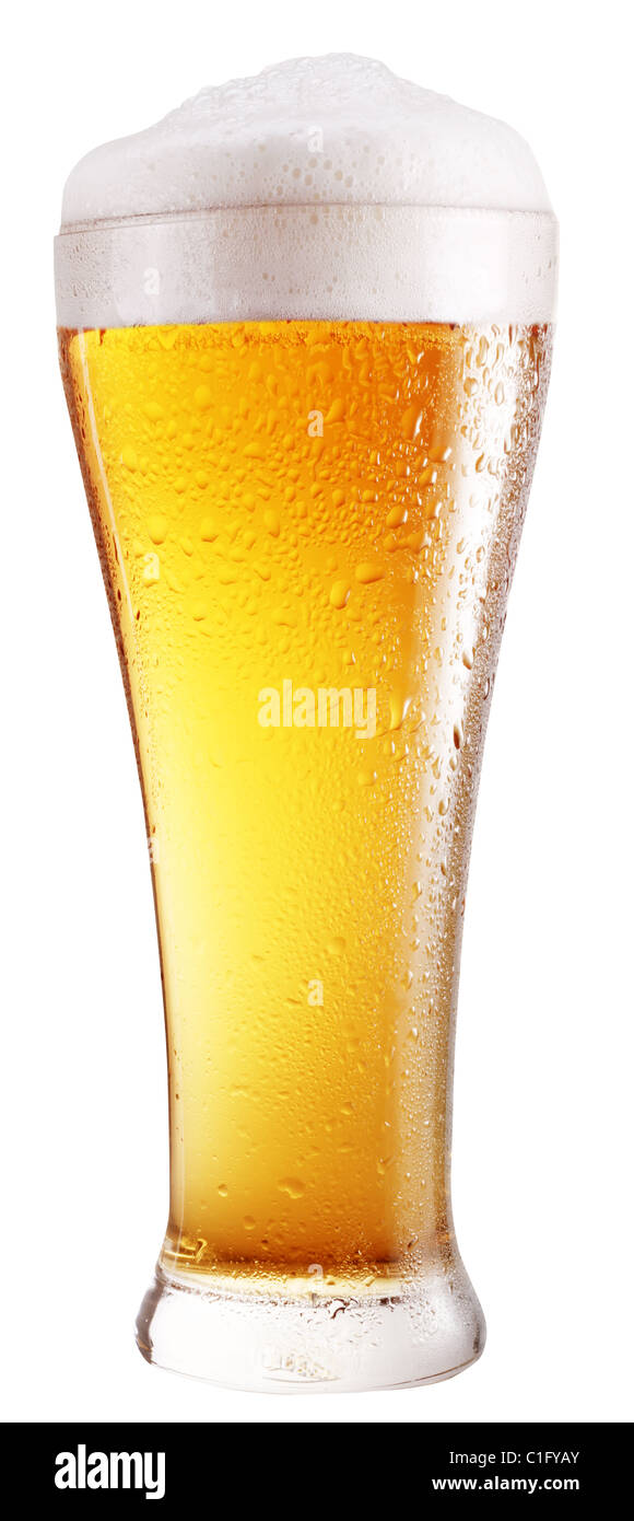 Verre de bière sur un fond blanc. With clipping path. Banque D'Images