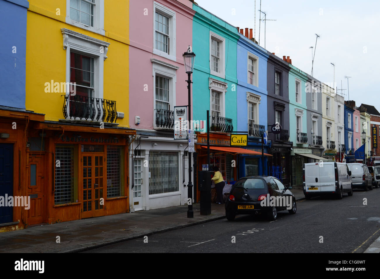 Maisons colorées à Portobello Road, Notting Hill, London, UK et euro TYRES LUCIS Banque D'Images