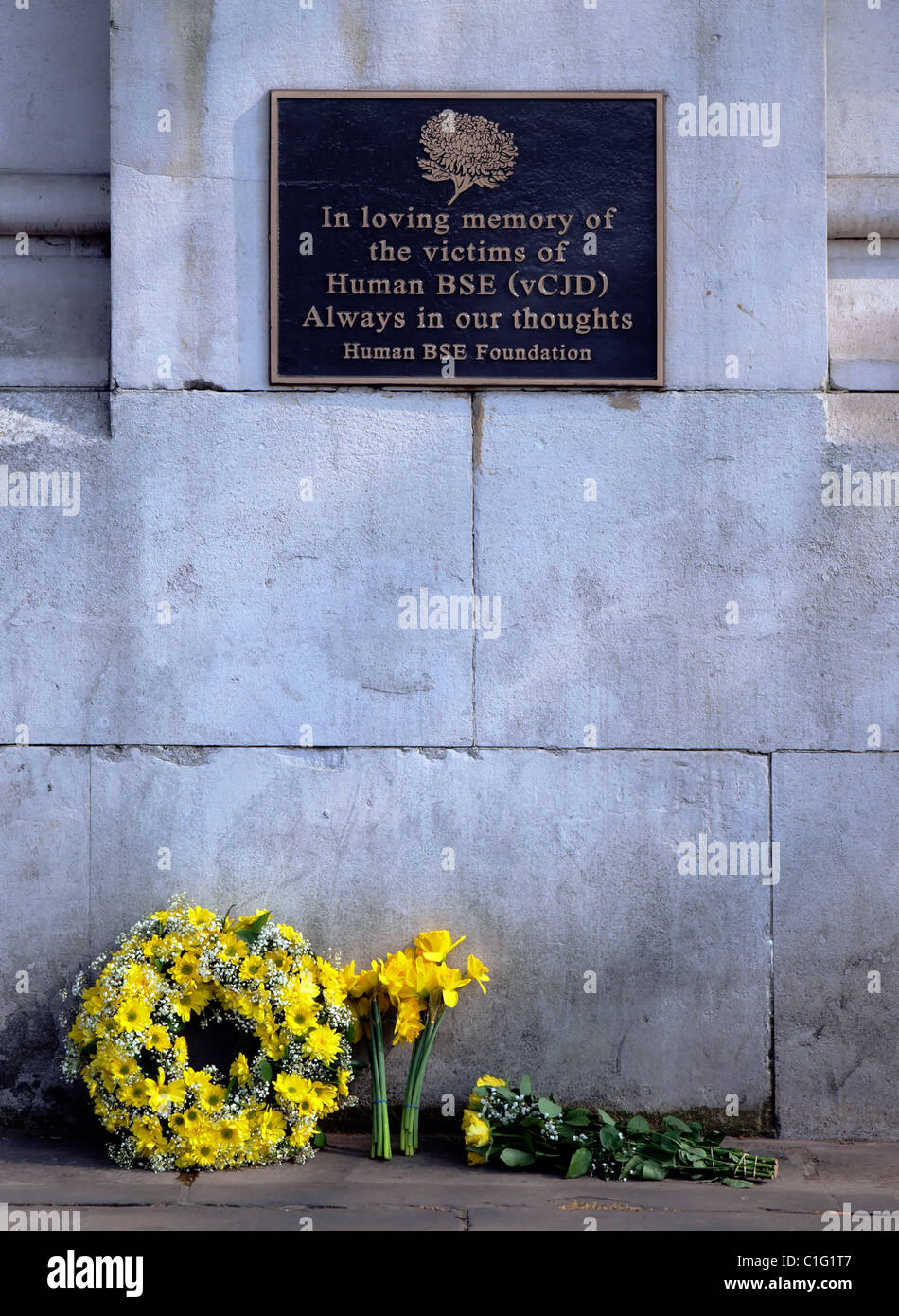 Hommages floraux gauche à l'ESB La plaque commémorative à Londres. Banque D'Images