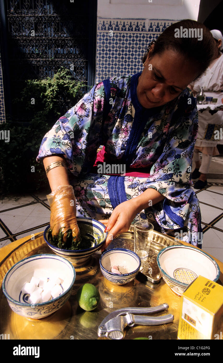 Le Maroc, Marrakech, Atlas, Supérieur puting henne sur les mains à Dar Zara, riad de la médina de Marrakech Banque D'Images