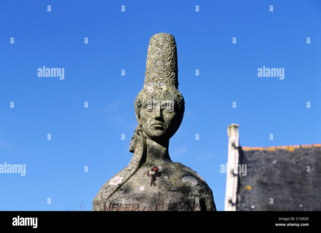 La France, Finistère, Plozevzet, tête sculptée d'un Bigouden femme au sommet d'un menhir de granit Banque D'Images