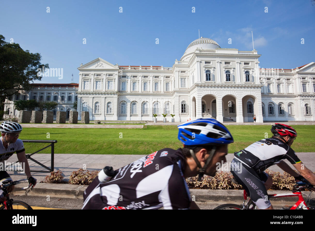 Cyclistes roulent passé le Musée National de Singapour, Singapour Banque D'Images