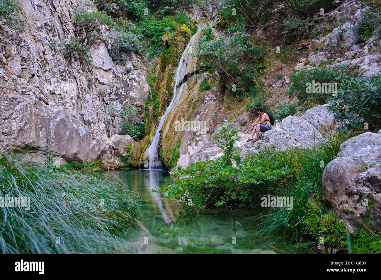 Cascade naturelle et le lac en Polilimnio région en Grèce Banque D'Images