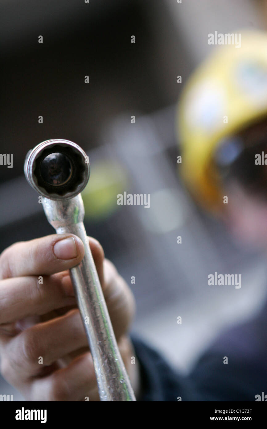 Construction Worker holding tool Banque D'Images