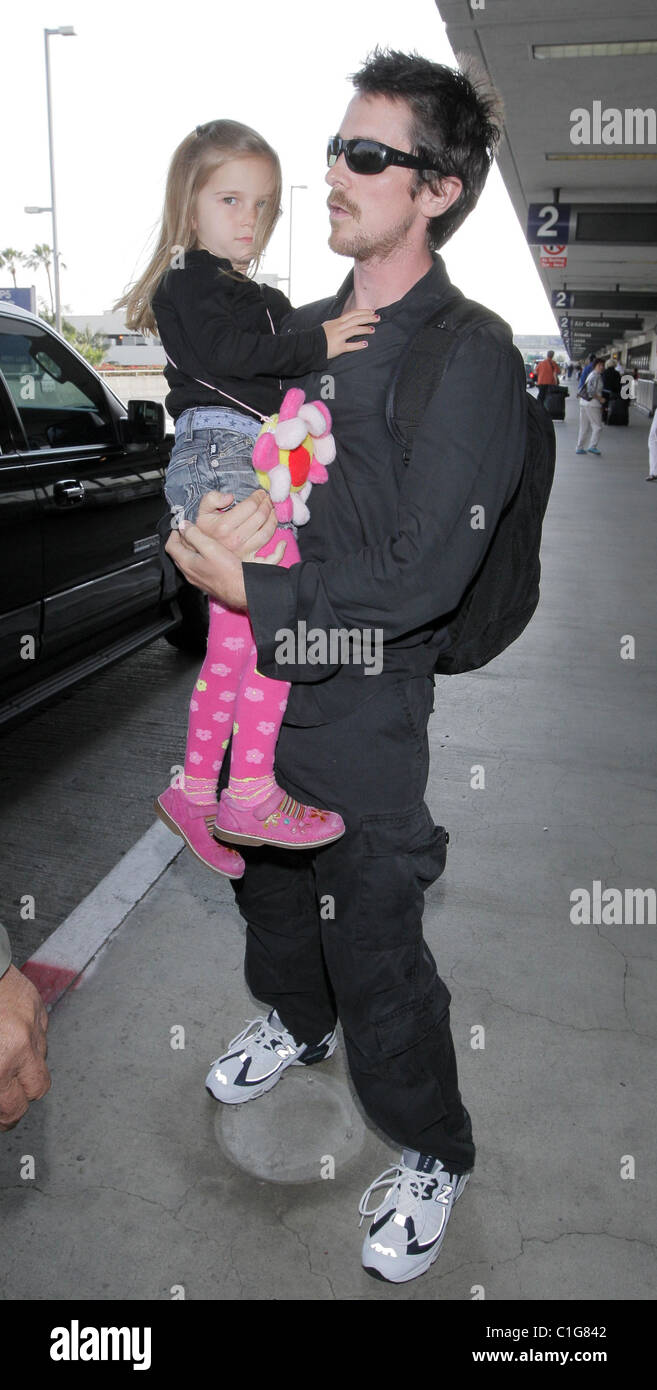 Christian Bale et sa fille Emmeline partent de LAX sur un vol Air France à  Paris. Los Angeles, Californie, USA Photo Stock - Alamy