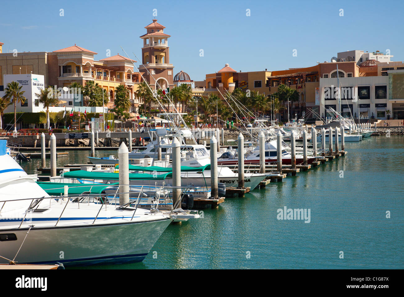 CABO SAN LUCAS, MEXIQUE - 11 février : un centre commercial du centre-ville animé et du port de plaisance de Cabo San Lucas, Mexique le 11 février 2011. Banque D'Images