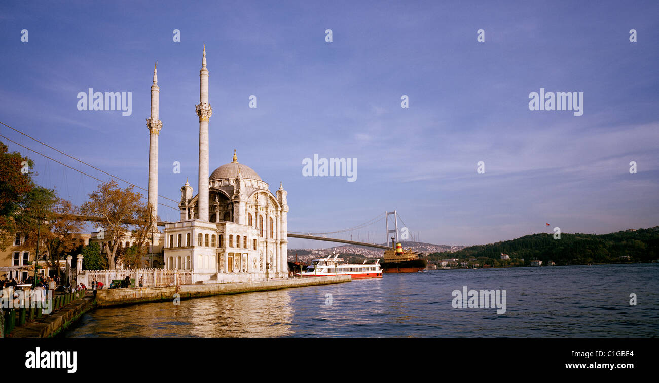 Mosquée Ortakôy au Besiktas d'Istanbul en Turquie en Moyen-Orient Asie. L'Islam minaret musulman islamique Architecture Bâtiment Voyage Religion religieux Banque D'Images