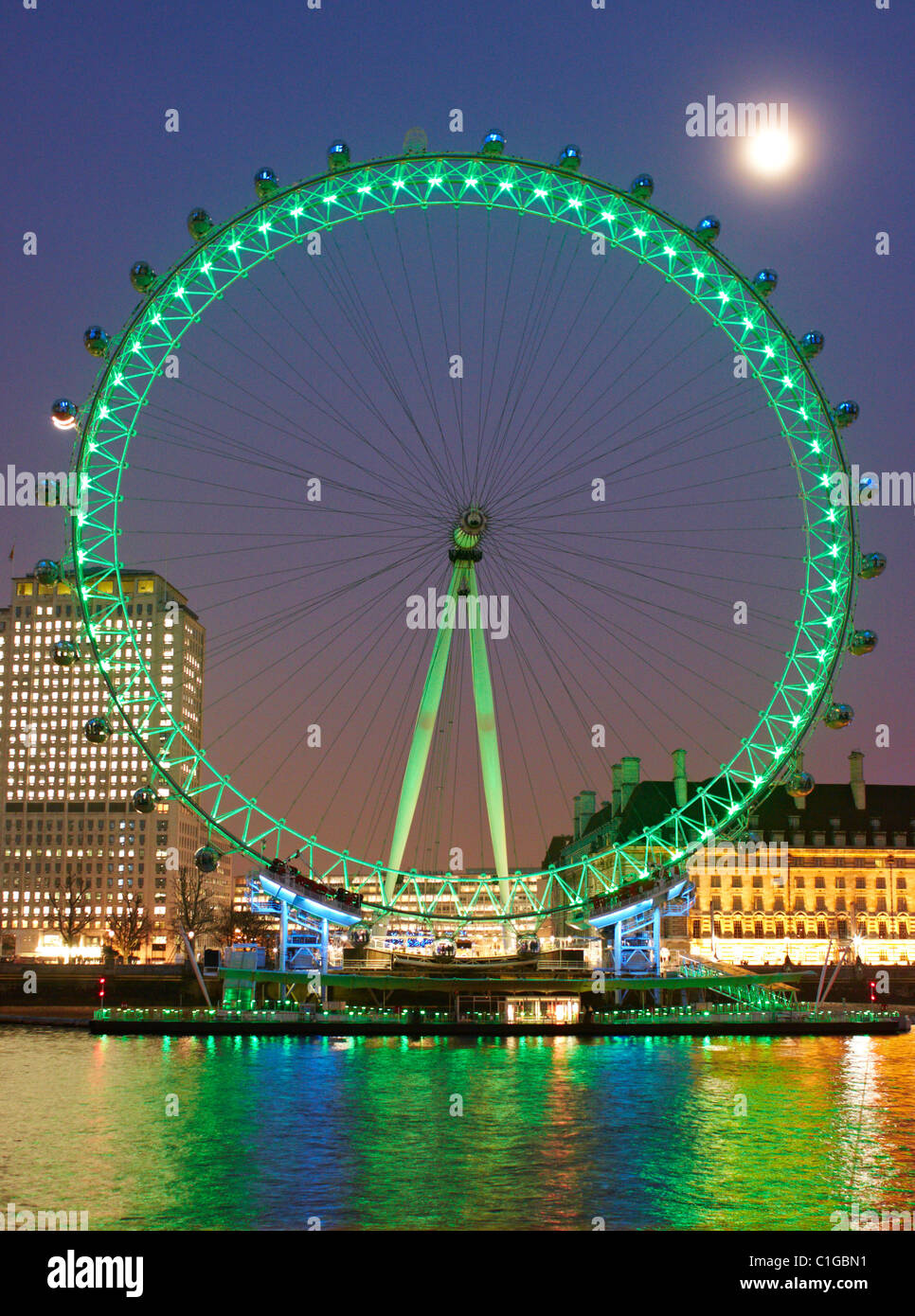 Le London Eye devient vert pour célébrer St Patricks Day Banque D'Images