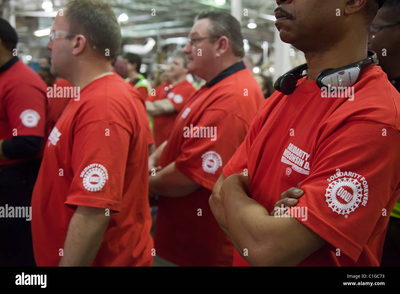 Les travailleurs de l'automobile chez Ford Motor Co. pour l'usine d'assemblage du Michigan porter t-shirt rouge en solidarité avec les employés du secteur public au Wisconsin Banque D'Images