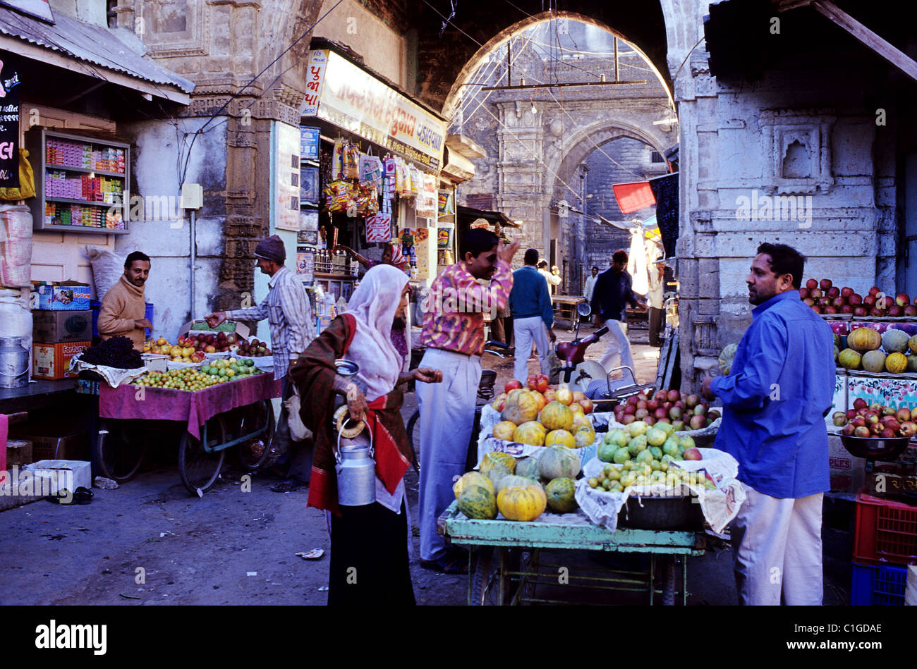 L'Inde, le Gujarat, Junagadh, marché dans la vieille ville fortifiée Banque D'Images