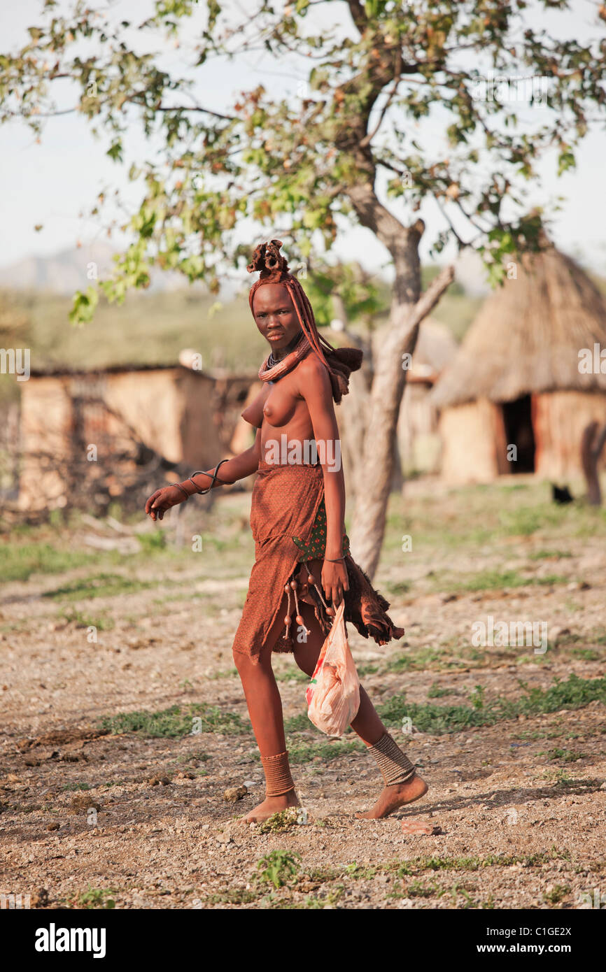 Femme Himba en vêtements traditionnels qui vivent dans la région de Kunene, Namibie Banque D'Images