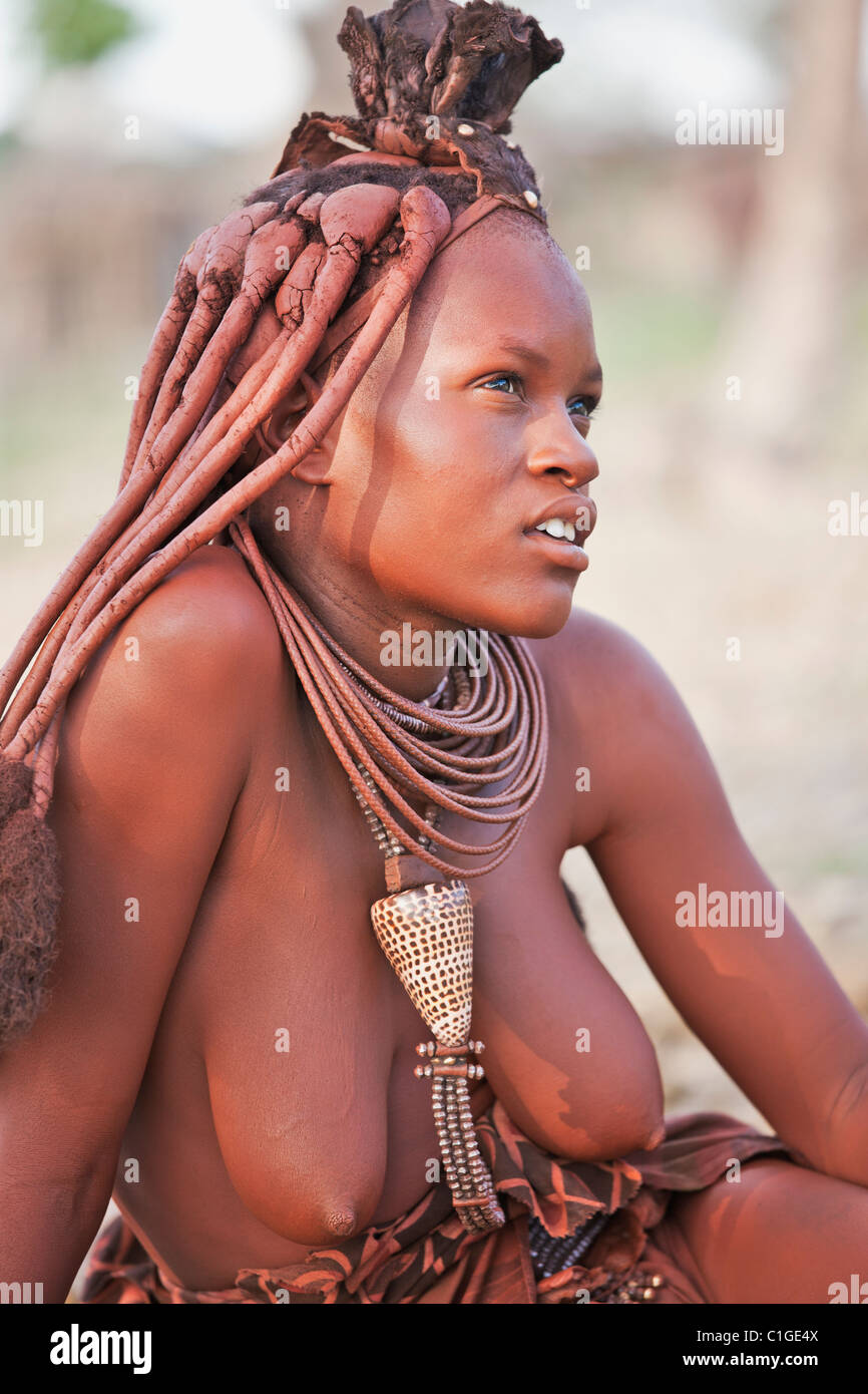 Portrait d'une femme Himba en vêtements traditionnels qui vivent dans la région de Kunene, Namibie Banque D'Images