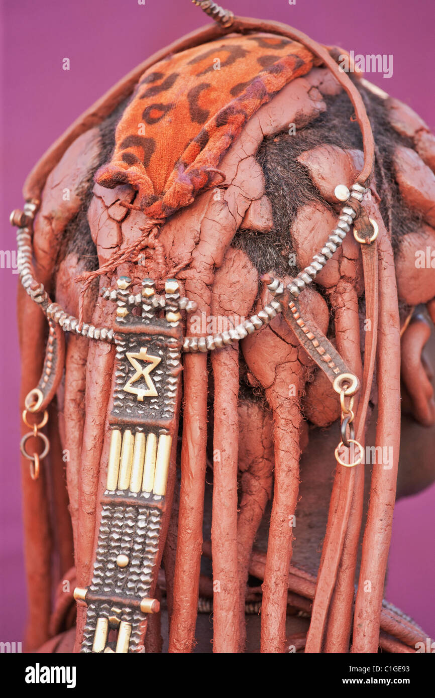 Dreadlocks portées par femme Himba en vêtements traditionnels qui vivent dans la région de Kunene, Namibie Banque D'Images