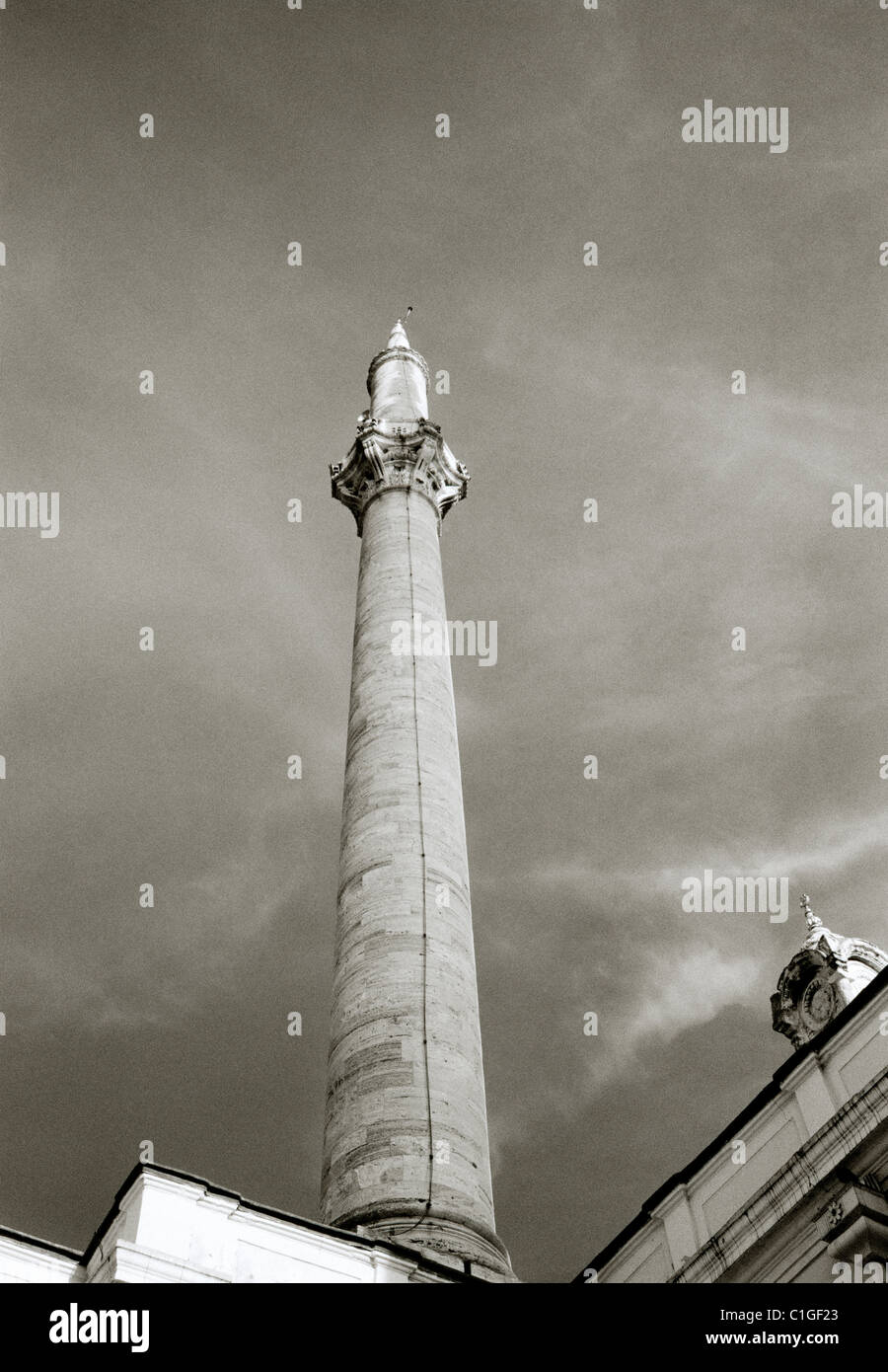 Un minaret de la mosquée Ortakôy Mecidiye à Besiktas à Istanbul en Turkeyin Moyen-Orient Asie. L'Islam Religion religieux Architecture Voyage Islamique Banque D'Images