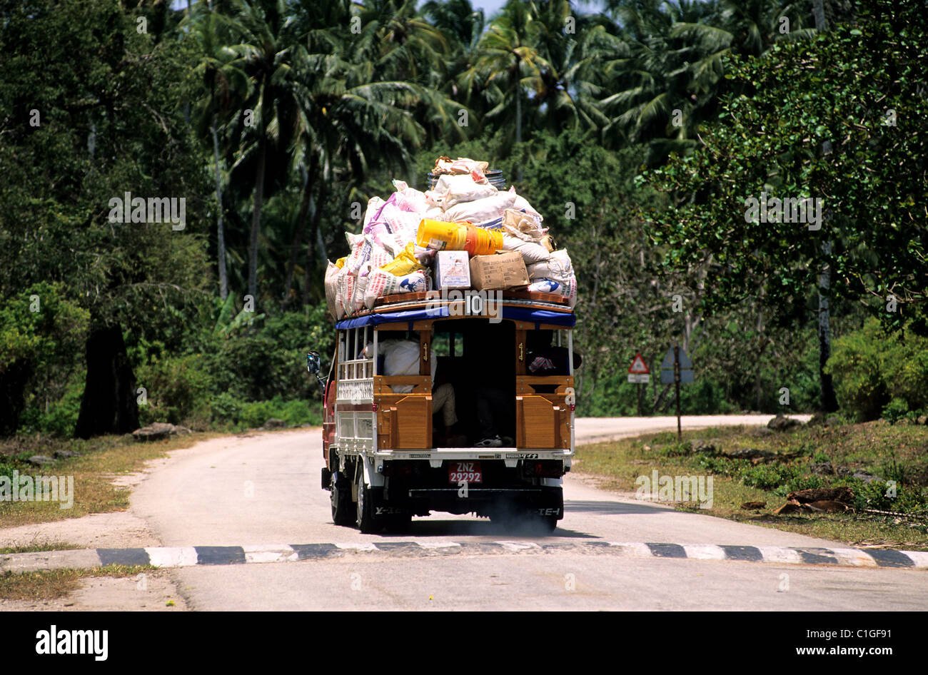La Tanzanie, l'archipel de Zanzibar, l'île d'Unguja (Zanzibar), dala dala (bus local) sur la route entre Jozani forest Kitogani Banque D'Images