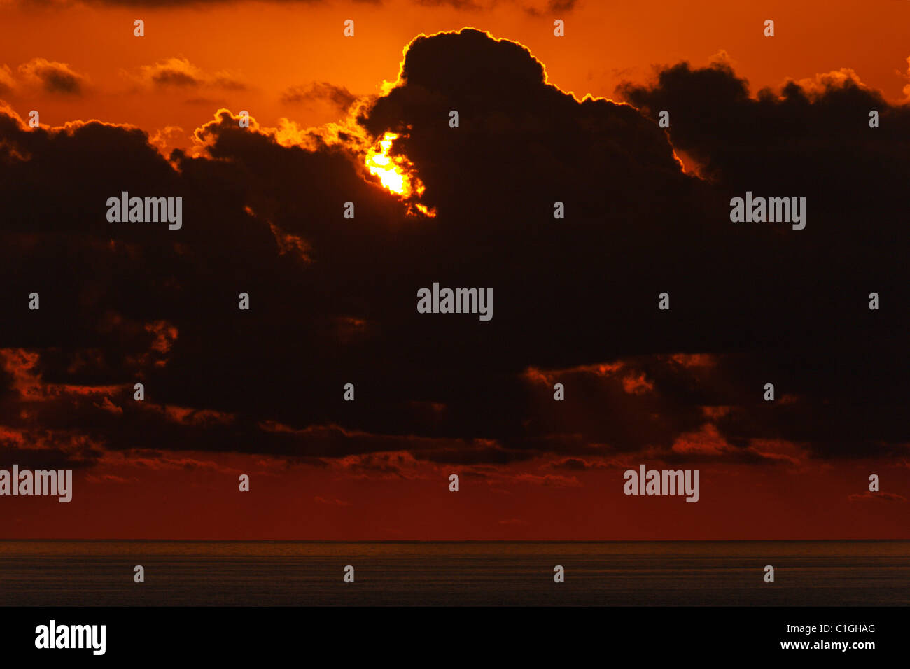 Rouge foncé ciel coucher soleil nuages Océan Pacifique du Mexique Banque D'Images