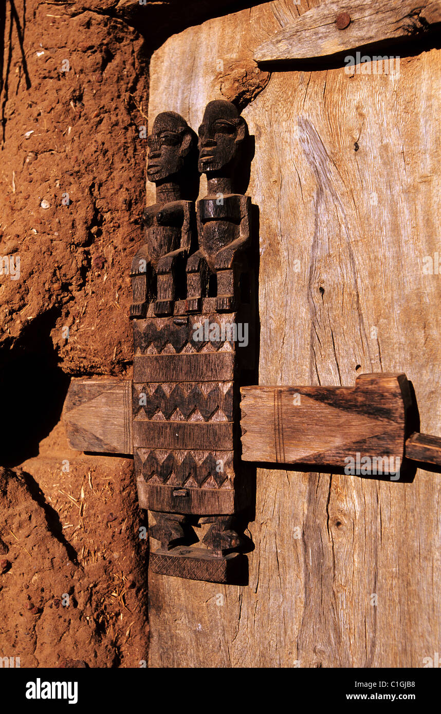 Mali, pays Dogon, le village de Begnimato sur la falaise de Bandiagara, serrure de porte de grenier Banque D'Images