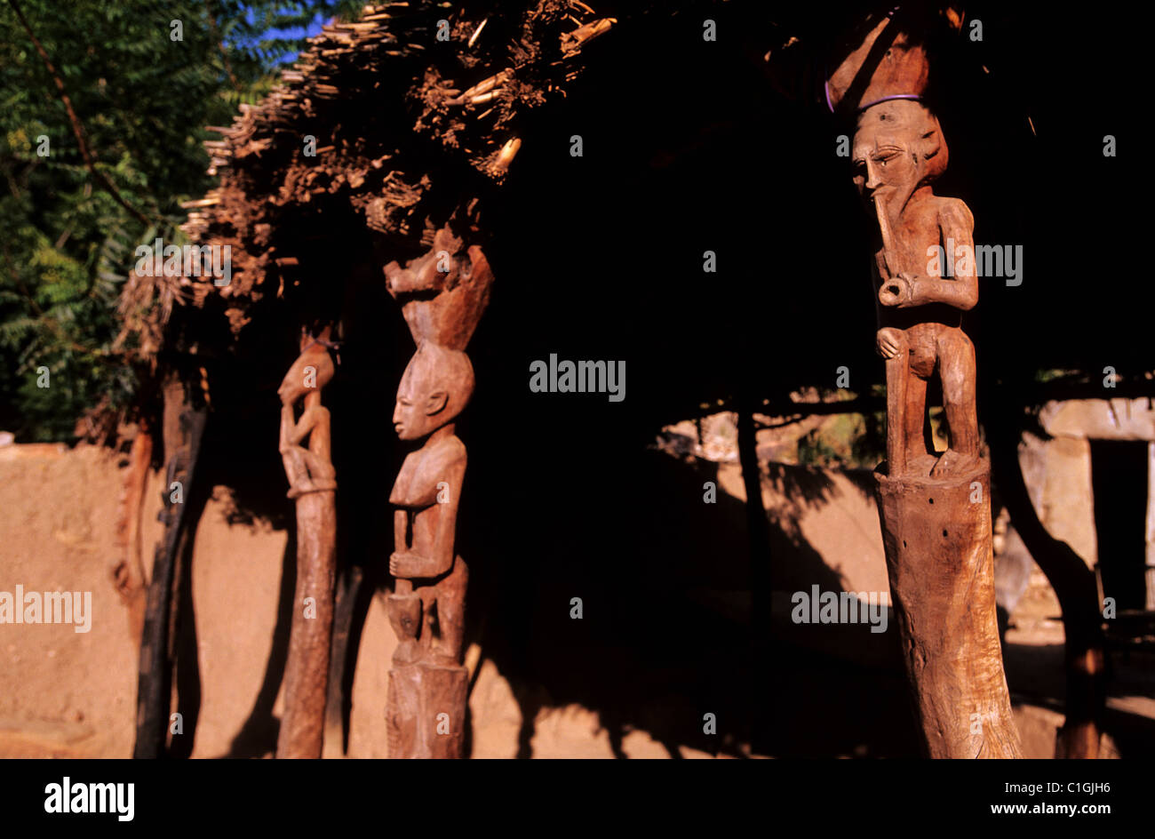Mali, pays Dogon, sculptures dans le village de Nombori en bas de la falaise de Bandiagara Banque D'Images