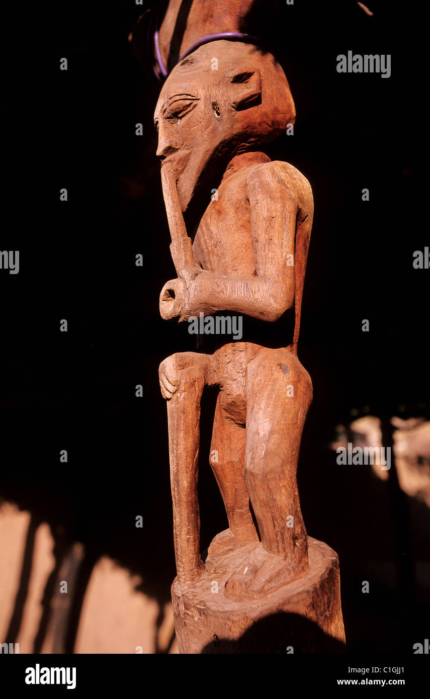 Mali, pays Dogon, sculpture dans le village de Nombori en bas de la falaise de Bandiagara Banque D'Images