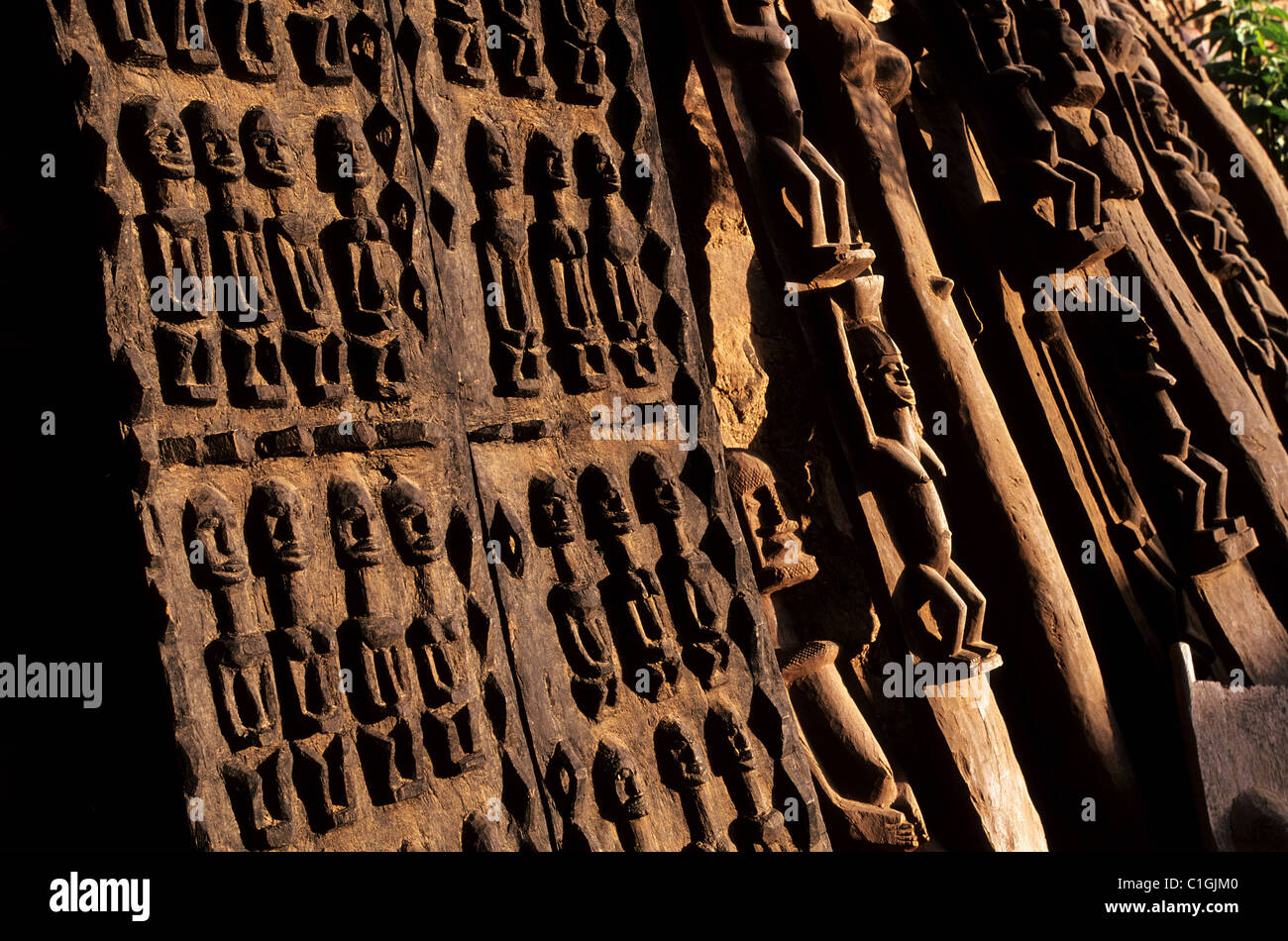Mali, pays Dogon, le village de Tireli au bas de la falaise de Bandiagara, pays dogon porte sculptée en bois Banque D'Images
