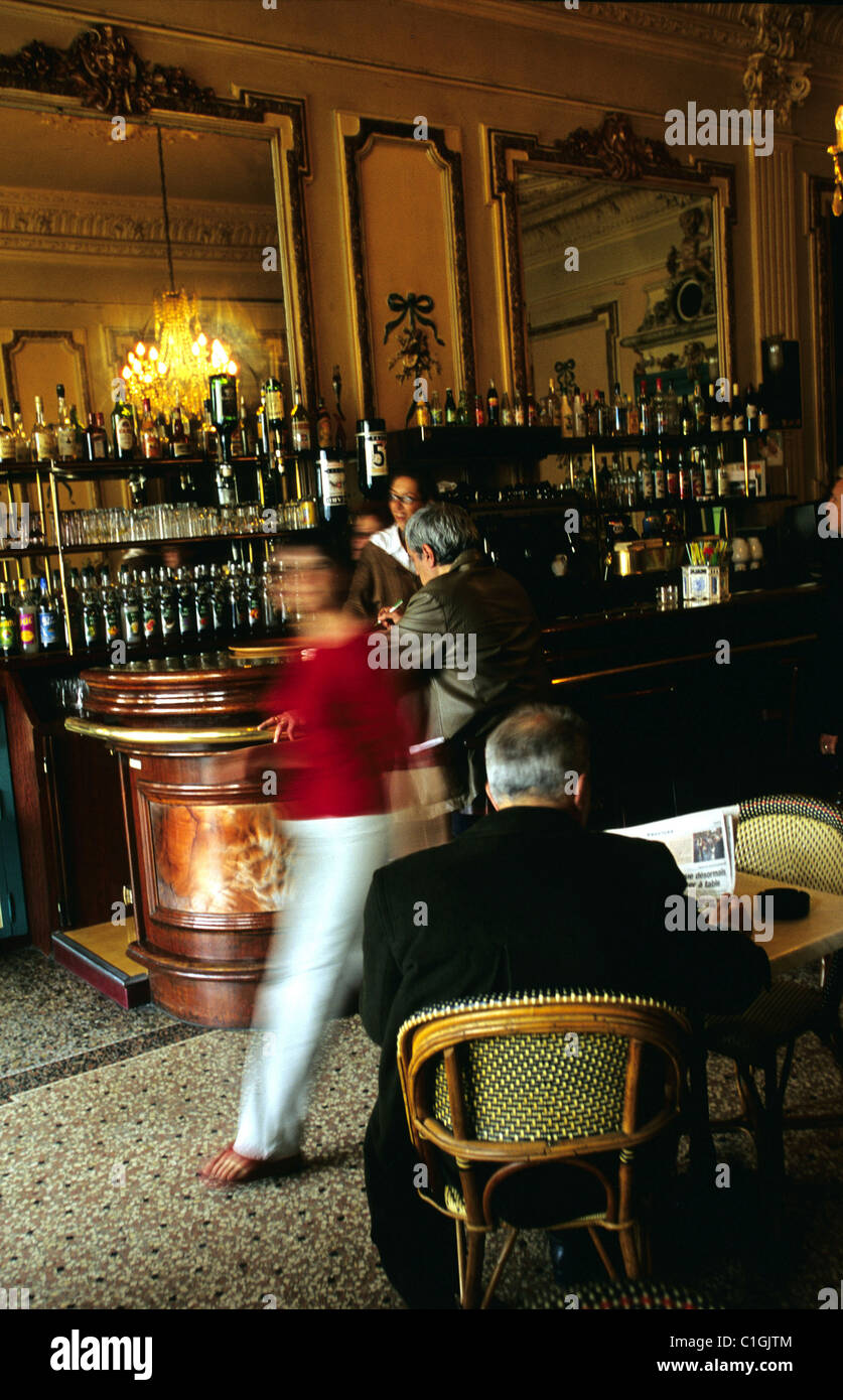 La France, Vaucluse, Luberon, Cavaillon, fin de siècle cafe Banque D'Images