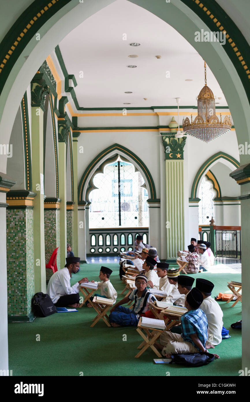 Coran classe dans l'Abdul Gaffoor mosquée. Little India, Singapour Banque D'Images