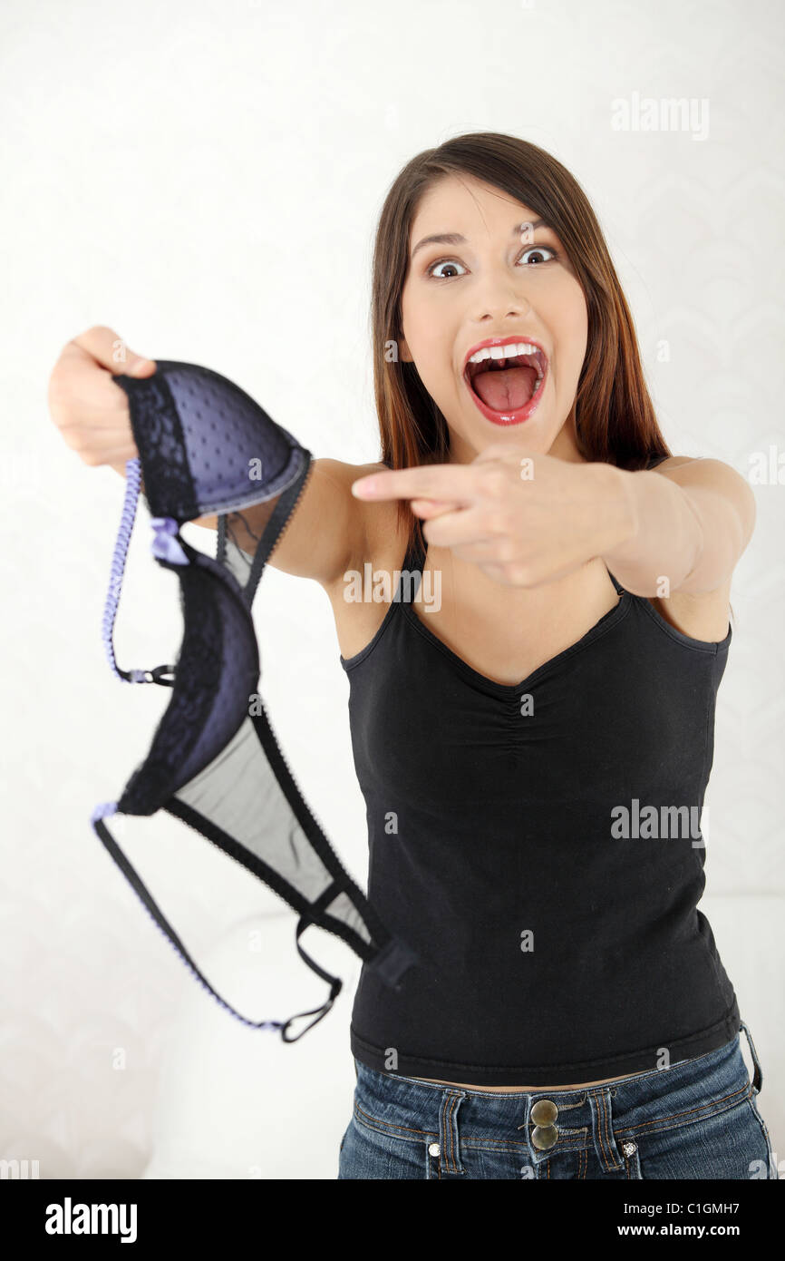 Femme avec soutien-gorge à la main. Concept de trahison Photo Stock - Alamy