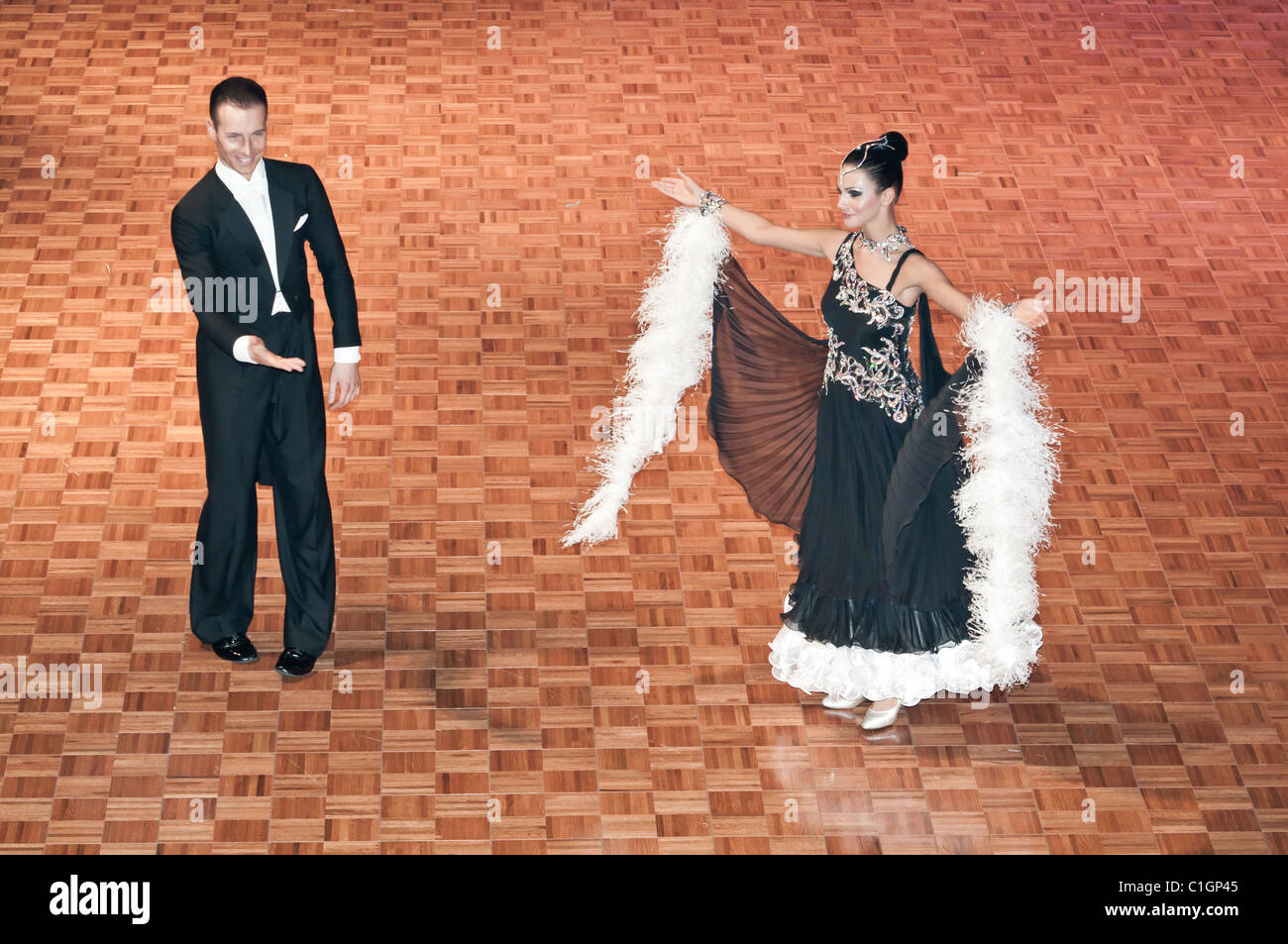 Danse valse lente des concurrents à la conquête de la danse Banque D'Images