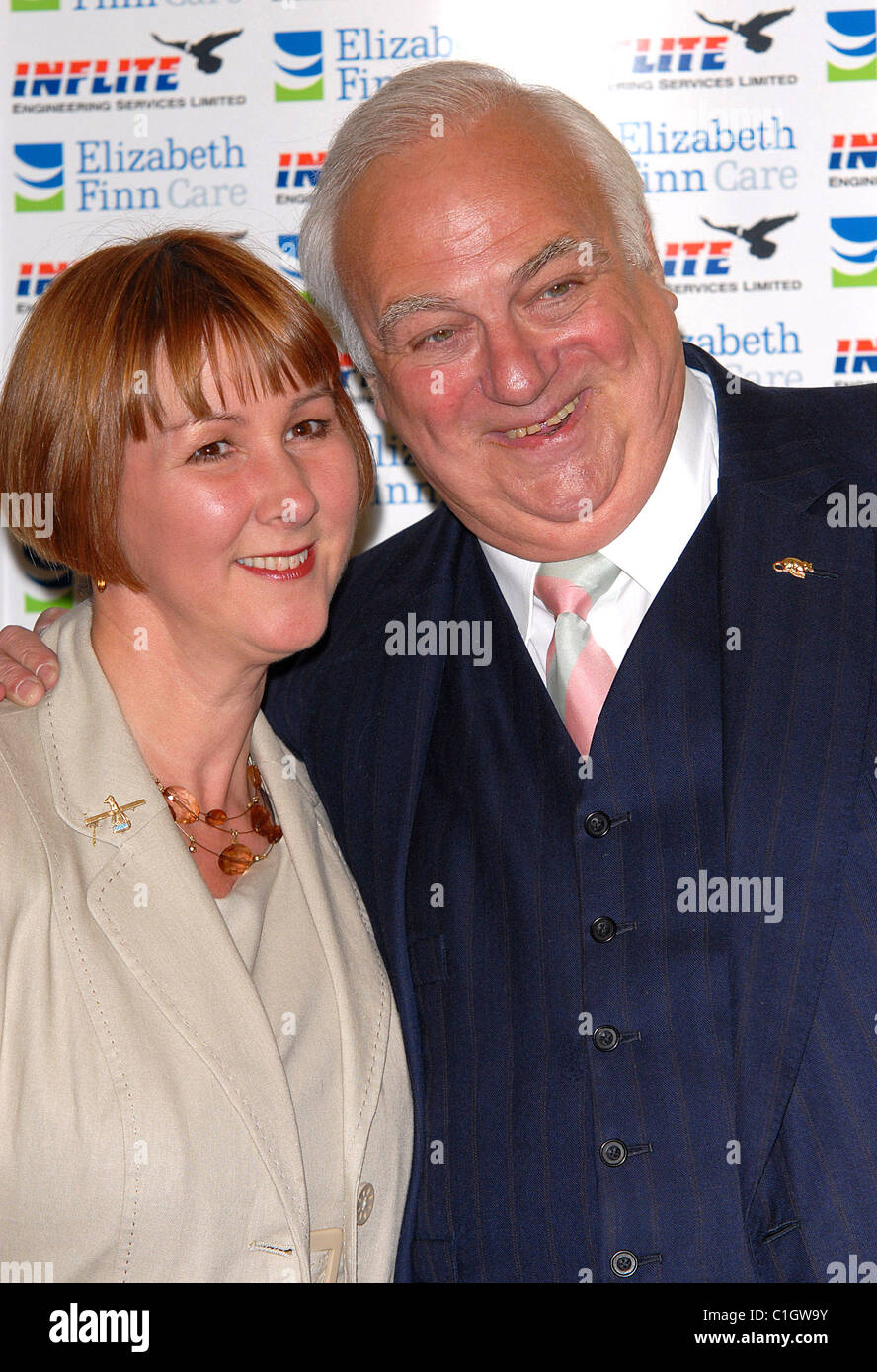 Roy Hudd avec son épouse Lionel Blair célèbre ses 60 ans en spectacle au Dorchester Hotel Londres, Angleterre - 31.05.09 Banque D'Images