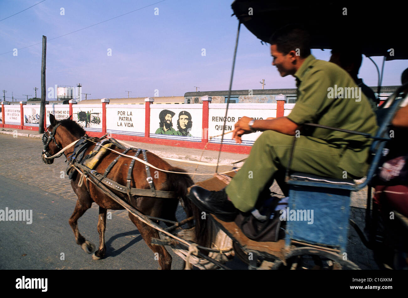 Cuba Santiago de Cuba région portuaire avec transport transport de chevaux mur avec des références à la révolution peinture de Che Banque D'Images