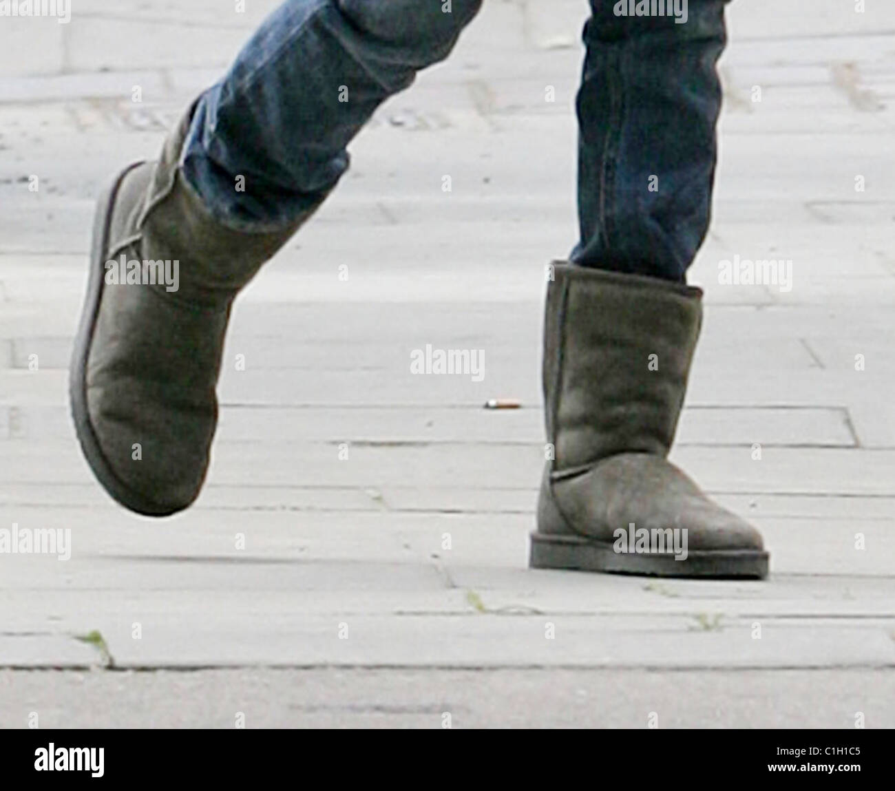 Ronnie Wood portant une paire de bottes Ugg gris sur son chemin à Primrose  Hill Animaux store. Londres, Angleterre - Obligatoire 22.05.09 Photo Stock  - Alamy