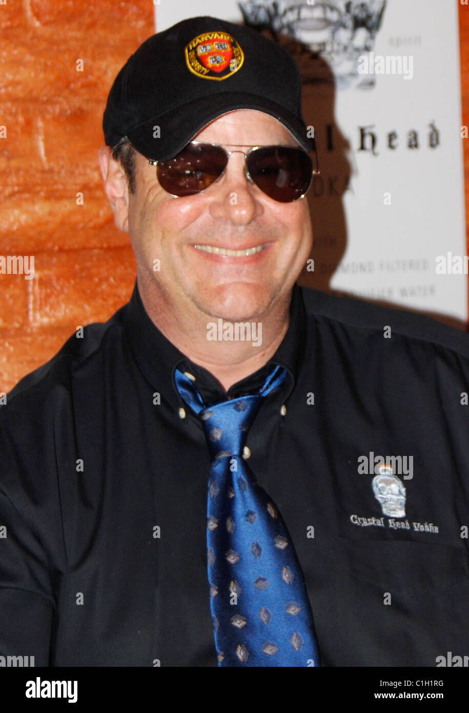 Signes Dan Aykroyd ses bouteilles de Vodka tête cristal à la maison de vin Celler Los Angeles, Californie - 22.05.09 Banque D'Images