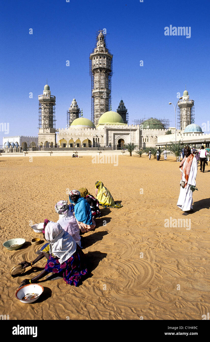 Région de Diourbel, Sénégal, Touba, Grande Mosquée Mouride, les femmes et la sortie de nettoyage du sable Banque D'Images