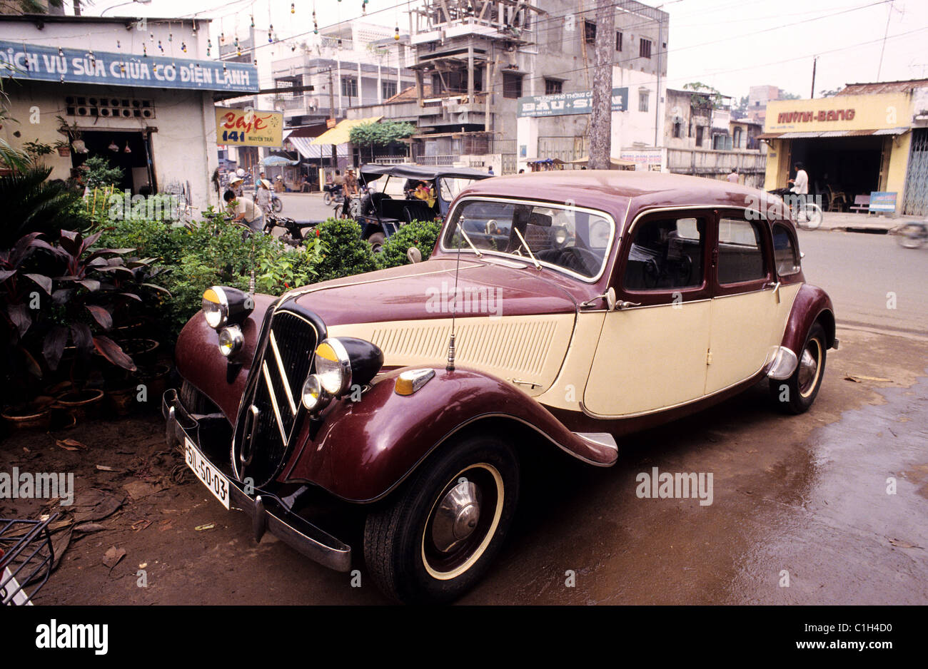Vietnam, Ho Chi Minh Ville, Cholon, vieux-traction avant de Citroën encore en usage datant de l'époque française Banque D'Images