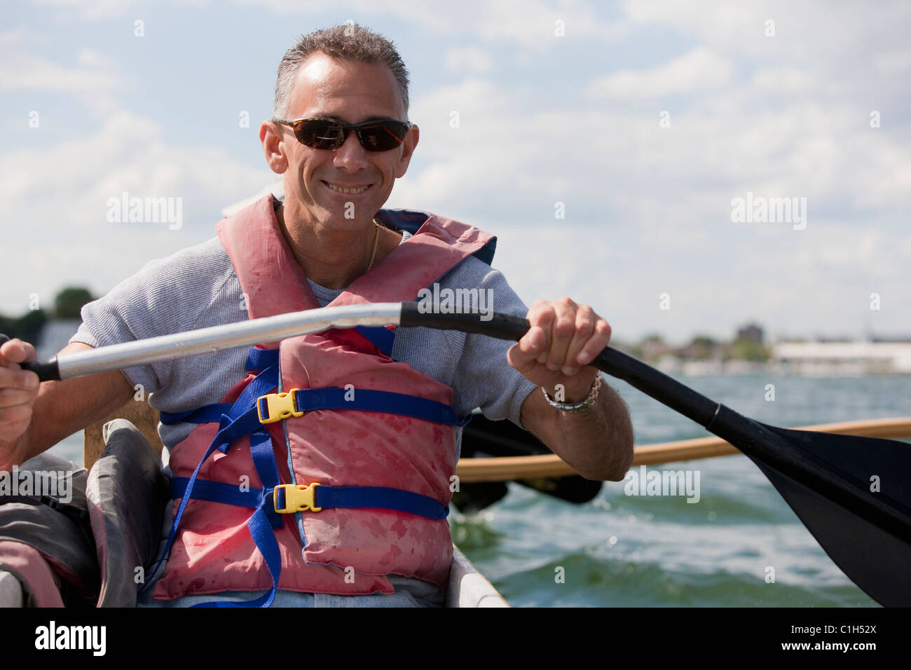 L'homme avec la moelle épinière outrigger canoë dans la mer Banque D'Images