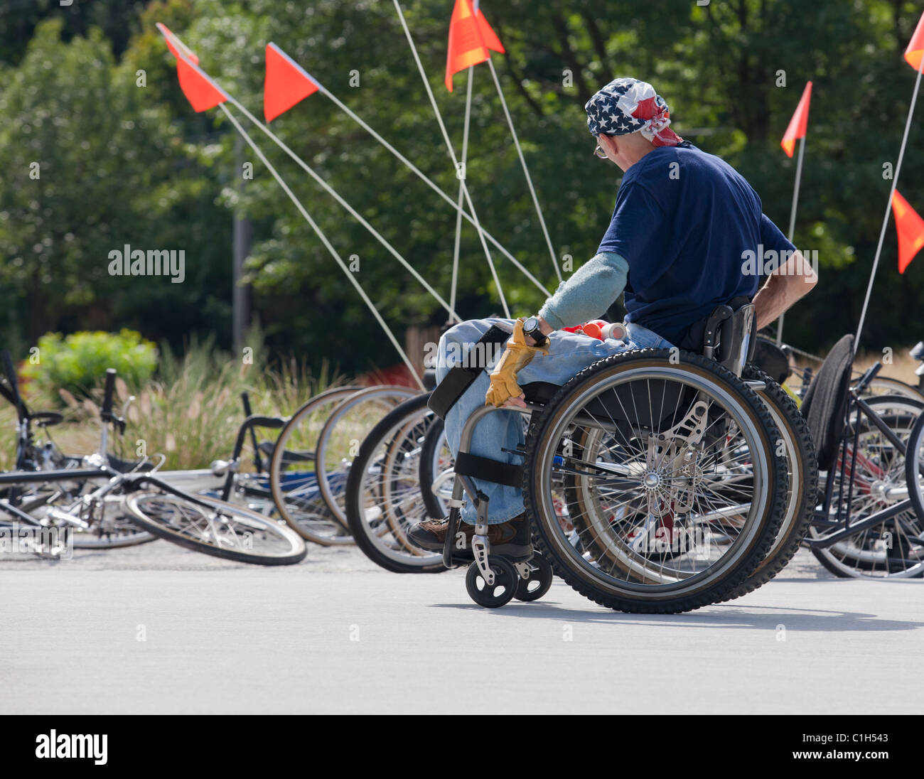 L'homme avec de la moelle épinière dans un fauteuil roulant Banque D'Images