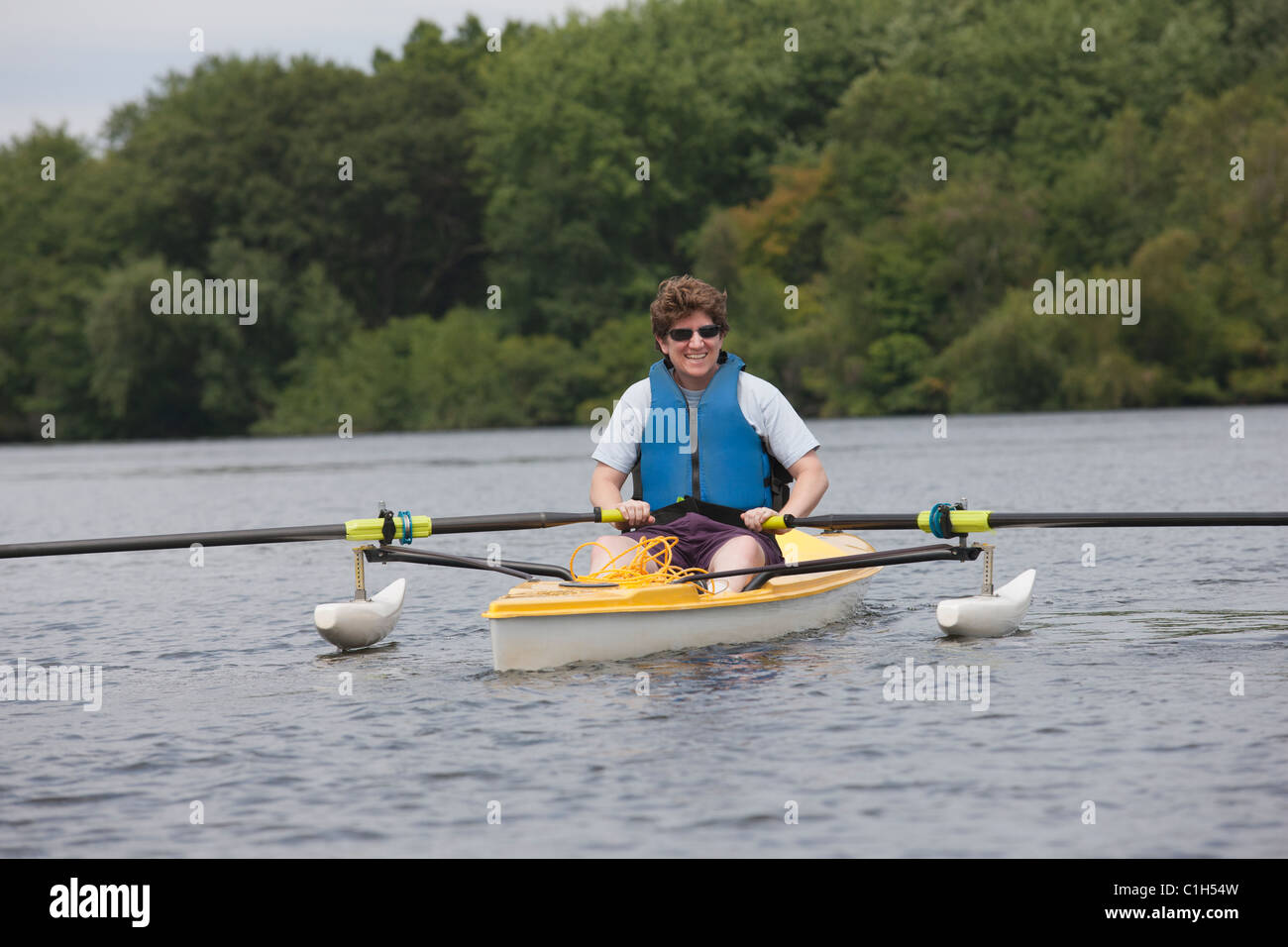 Femme avec de la moelle épinière la préparation pour une course de bateau Banque D'Images