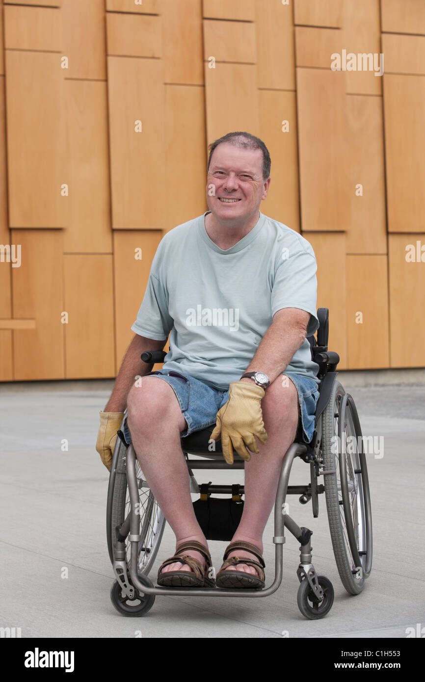 L'homme avec de la moelle épinière dans un fauteuil roulant Banque D'Images