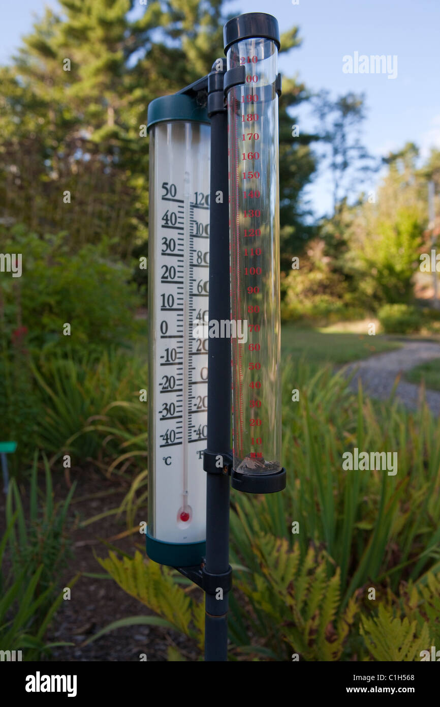 Thermomètre et le pluviomètre dans un jardin Photo Stock - Alamy