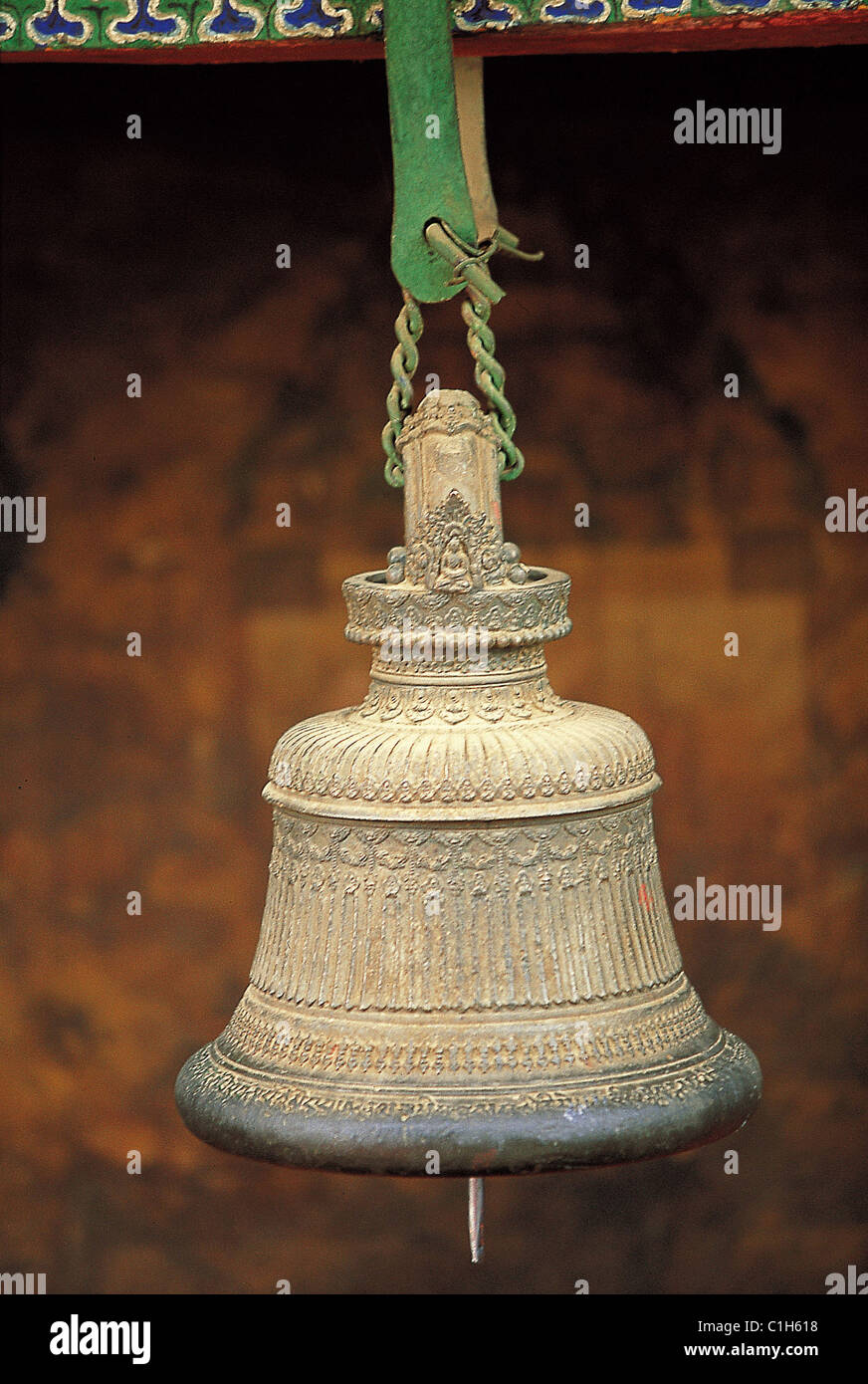 Chine Tibet Le Tibet central un monastère tibétain's bell avec un petit bouddha utilisé pour appeler le début et la fin du religieux Banque D'Images