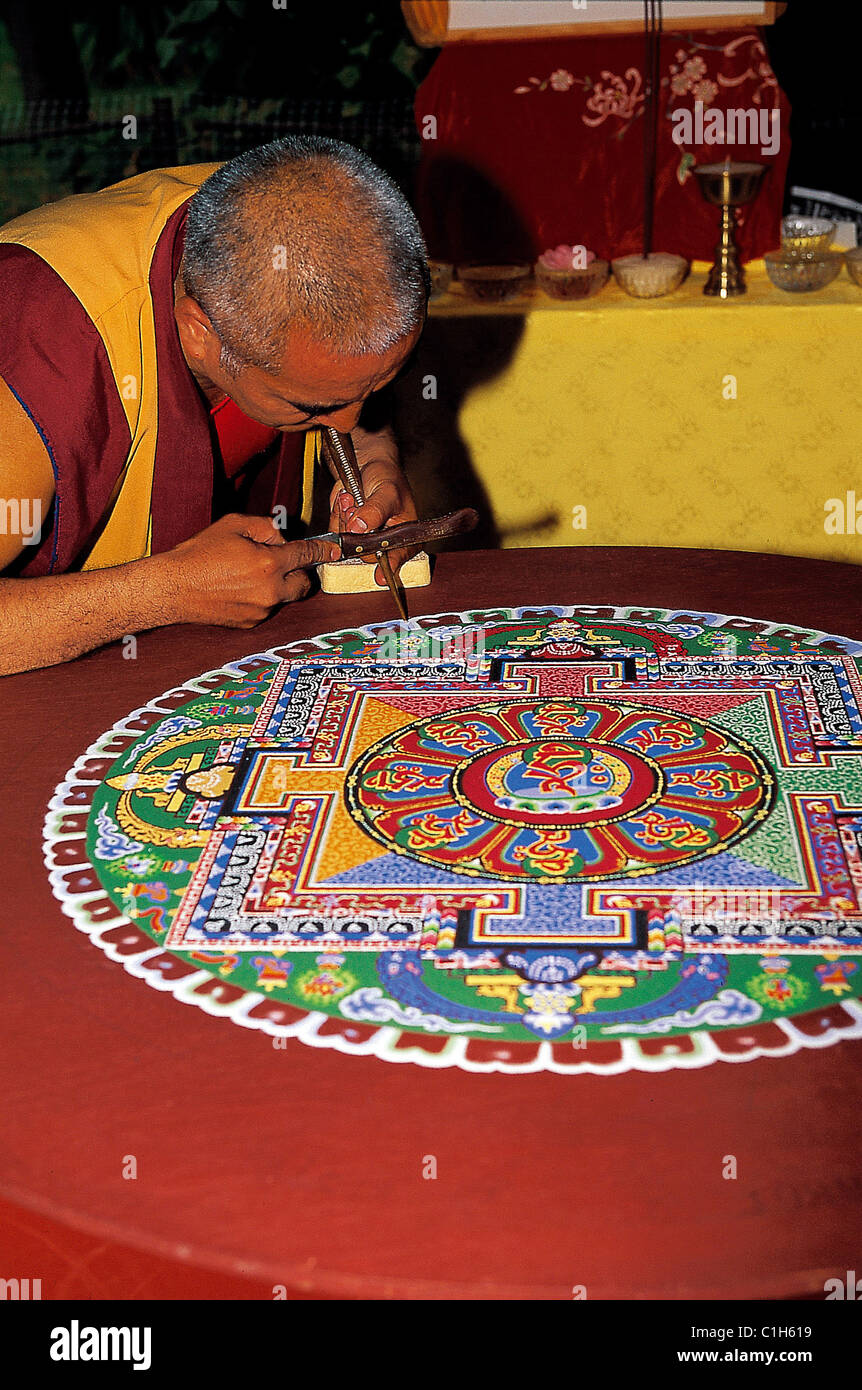 La Chine, le Tibet, la préparation d'un Tibétain mandala initiation faite avec du sable coloré en poudre Banque D'Images