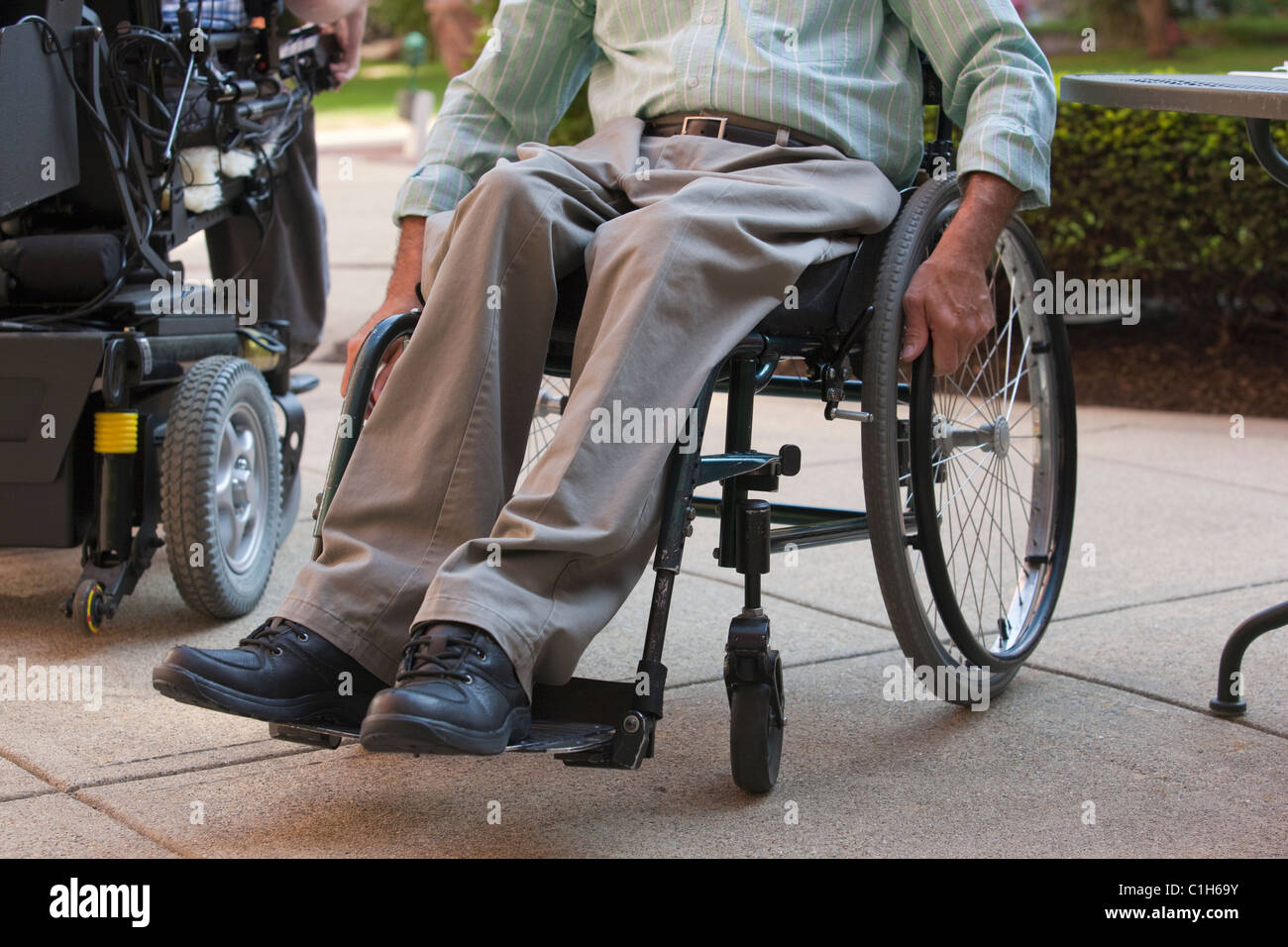 Homme avec une lésion de la moelle épinière dans un fauteuil roulant Banque D'Images