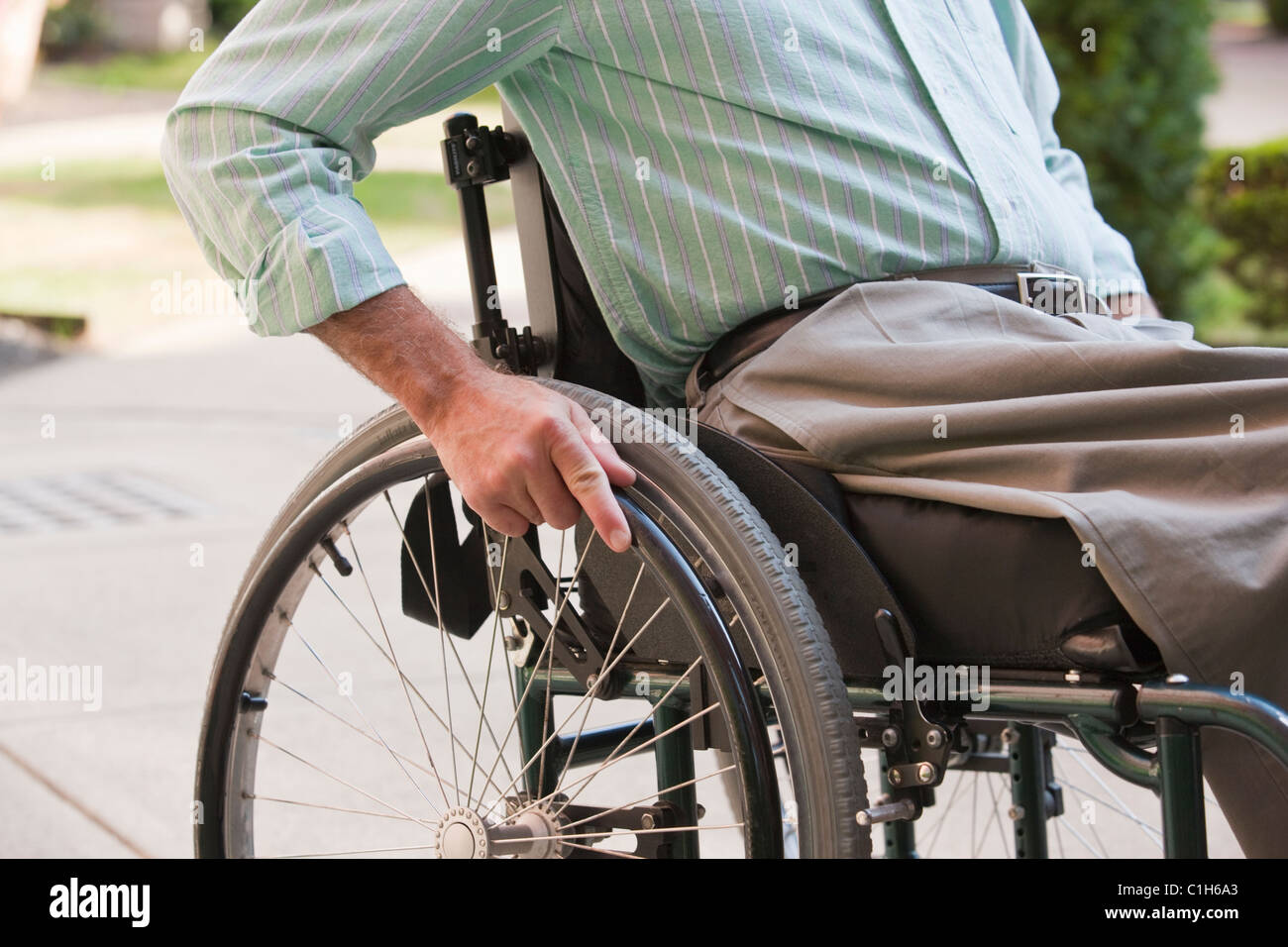 Homme avec une lésion de la moelle épinière dans un fauteuil roulant Banque D'Images