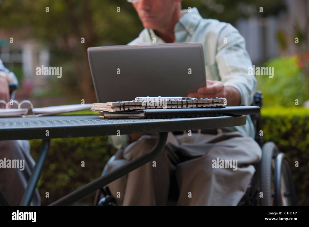 Businessman with spinal cord injury travaillant sur un ordinateur portable Banque D'Images